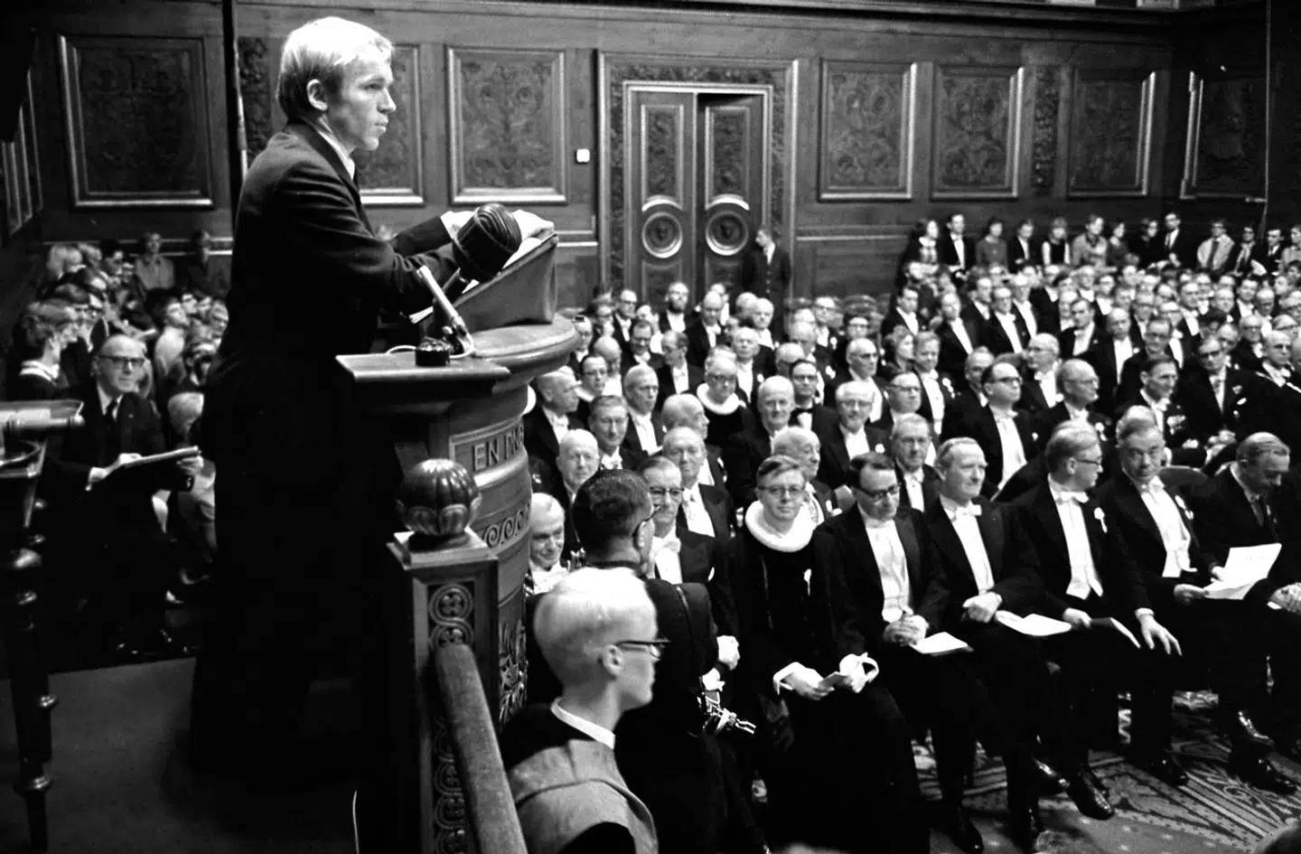 Københavns Universitets årsfest i 1968 udviklede sig til en happening, da den studerende Finn Einar Madsen erobrede talerstolen fra rektor Mogens Fog for at tale de studerendes sag. Finn Ejnar Madsen viste sig at være en voldsfanatiker, og oprøret udartede snart til munkemarxisme og fanatisme. Alligevel dominerer 68-generationens ideologi på mange måder stadig vort samfund. I sin bog »Efter Gud« begynder Henrik jensen med et kapitel om Finn Ejnar Madsen på talerstolen.