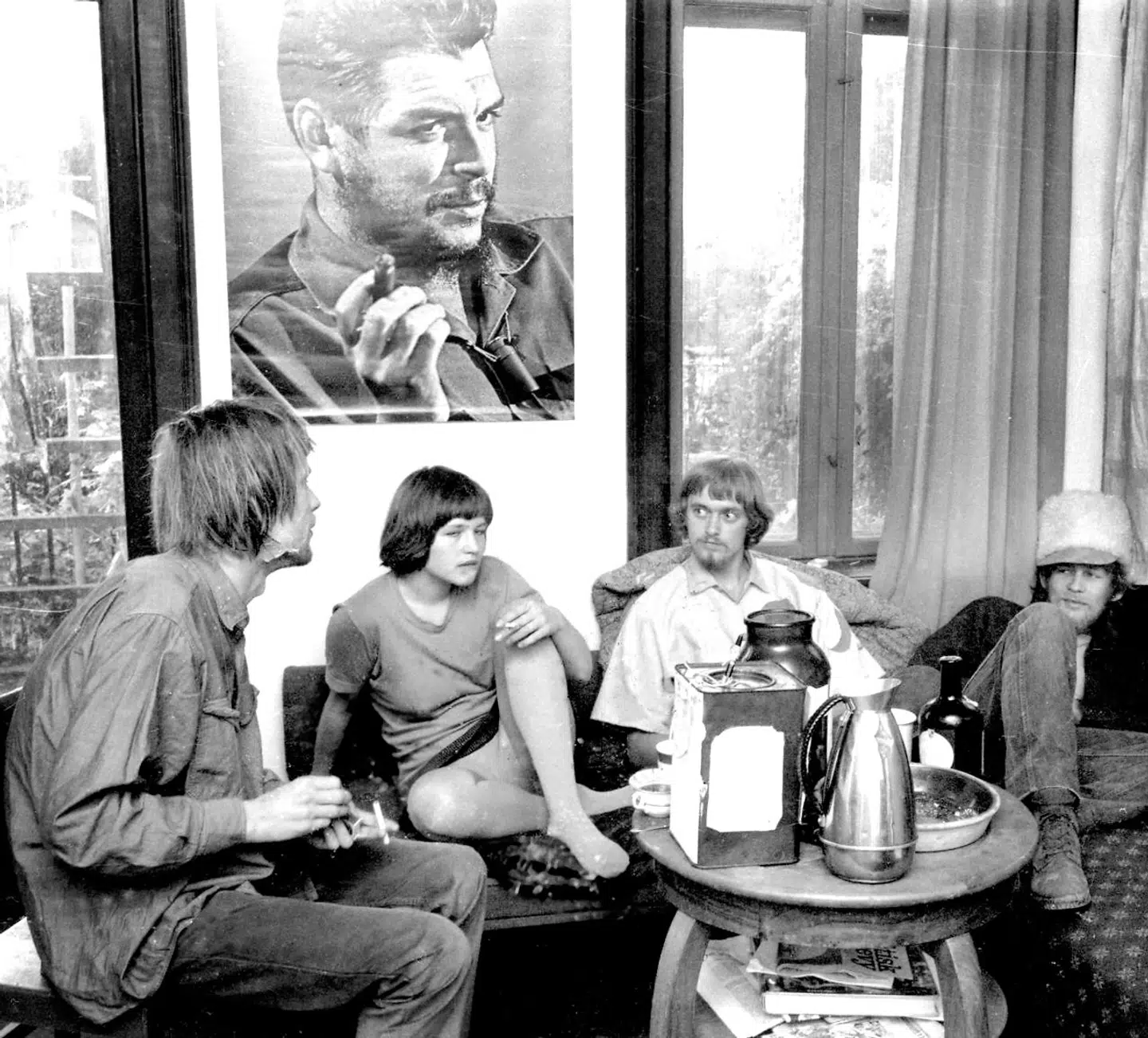 Ungdomsoprør, hippier og kollektiver var tidens trend. Her fra kollektivet Maos Lyst med Che Guevara i 1968. Fortællingen om 68 blev imidlertid ikke fortællingen om fanatisme, vold og terrorisme, men en blødere om hippiekultur, oprør mod autoriteter og rockmusik. Derfor fik 68-oprøret lov til at leve videre med den falske historie.