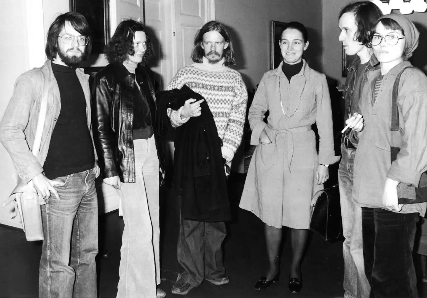 Undervisningsminister Ritt Bjerregaard (S) sammen med RUC-studerende i begyndelsen af 1970erne, da Henrik jensen blev ansat på RUC. Ifølge Henrik jensen kunne de revolutionære 68ere dominere, fordi ingen sagde dem imod, da autoritetstabet allerede var sket, og der intet var at forsvare.