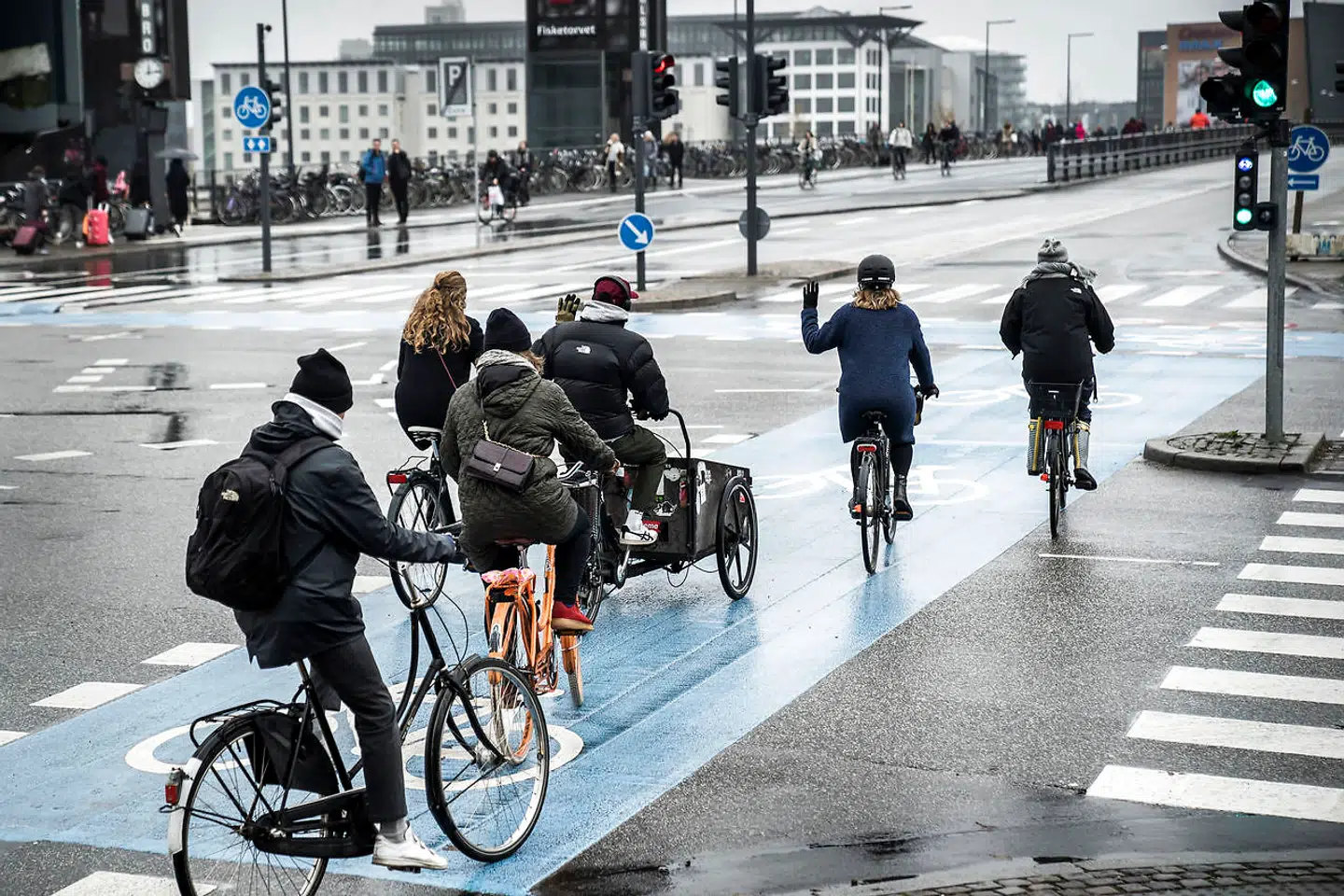 Krydset Ingerslevsgade og Skelbækgade ved Dybbølsbro, hvor kørslen til og fra den nye cykelbro har skabt store trafikale problemer.