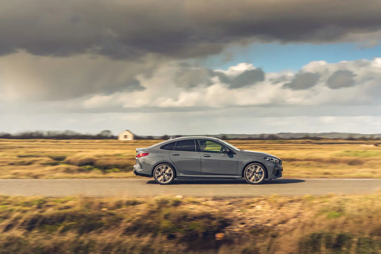 Køredynamisk er den nye BMW 2-serie Gran Coupé slet ikke dum, og især i M235i-versionen er den underholdende med 306 hk og firehjulstræk.