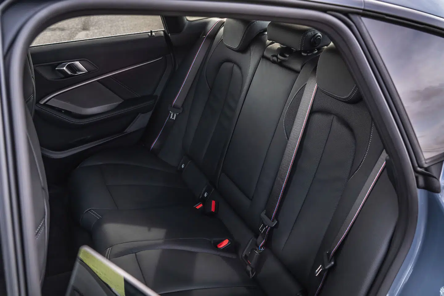 Bagsædet på BMW 2-serie Gran Coupé leverer fint med knæplads, men er du mere end 1,75 meter høj, så får du formentlig problemer med hovedhøjden.