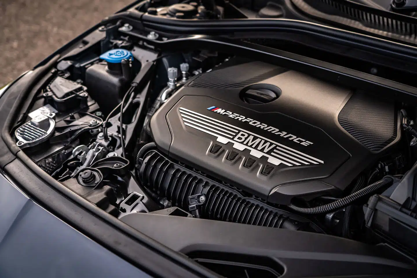 Den 2-liters turbomotor i M235i xDrive yder 306 hk og 450 Nm og er en imponerende energibombe – om end den ikke har den klassiske 6-cylindrede BMW-performancemotors lyd.