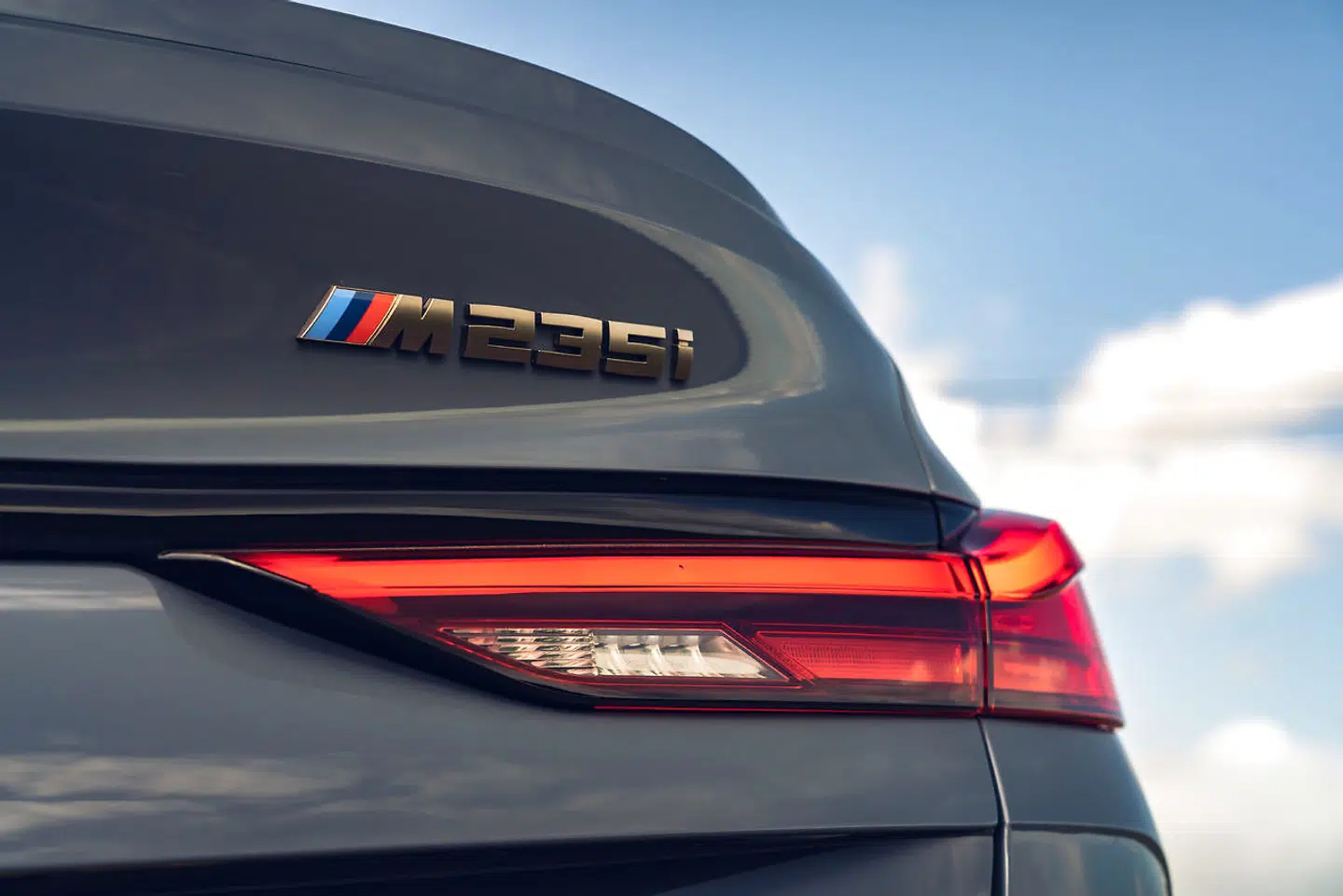 For at gøre hækken visuelt mindre er baglygterne gjort større, men det skubber bare bilens optiske udfordringer, og den ender med at ligne noget, der har lånt storebrors alt for store sko.