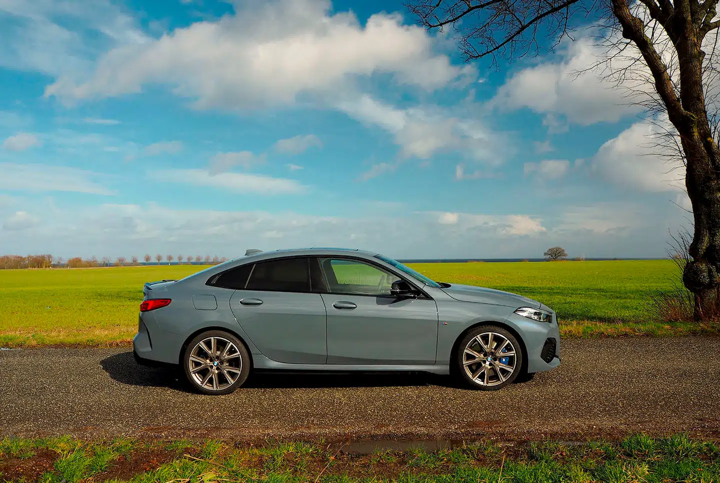 Fra b-stolpen og frem ligner 2-serie Gran Coupé den nye BMW 1-serie. Visuelt er hækken i min optik udfordret, fordi den bliver højrøvet og gumpetung, idet den faldende coupétaglinje skal holdes.