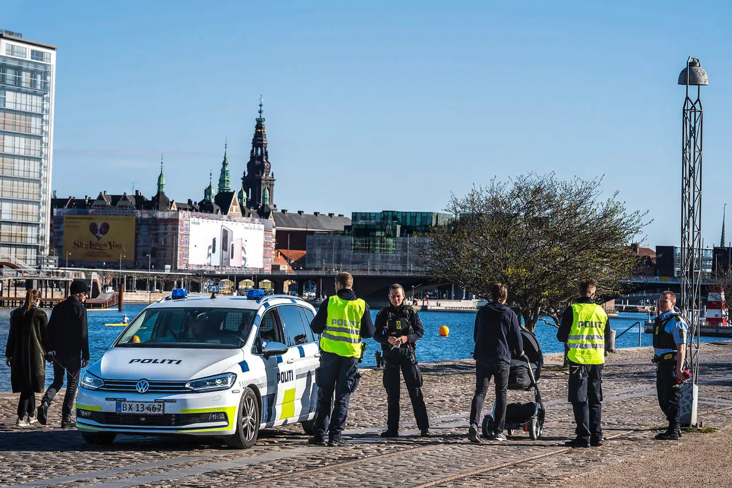 Islands Brygge i København, søndag den 26. april 2020. Lørdag meddelte Københavns Politi at fra lørdag den 25. april 2020 kl. 21.00 bliver det midlertidigt forbudt at tage ophold i en zone ved havnefronten på Islands Brygge. Forbuddet er en del af indsatsen omkring at holde afstand mellem mennesker på grund af corona /covid-19. (Foto: Martin Sylvest/Ritzau Scanpix 2020)