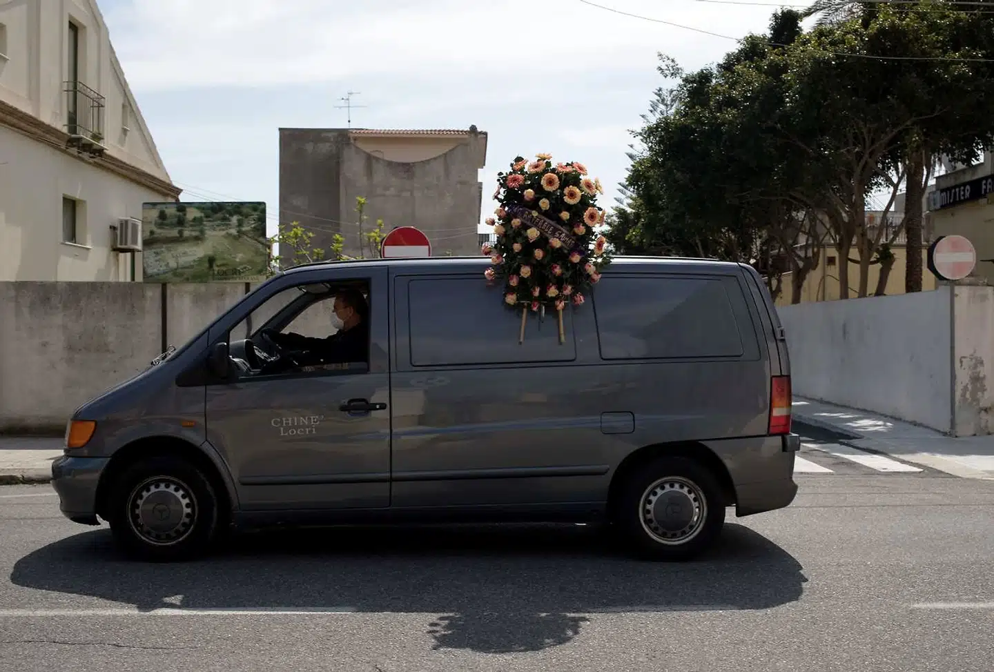 En varevogn transporterer blomster til en begravelse i den calabresiske by Locri. Den syditalienske region er hjemsted for den magtfulde ’Ndrangheta, der ligesom Italiens øvrige mafiaorganisationer har kronede dag under coronaepidemien.