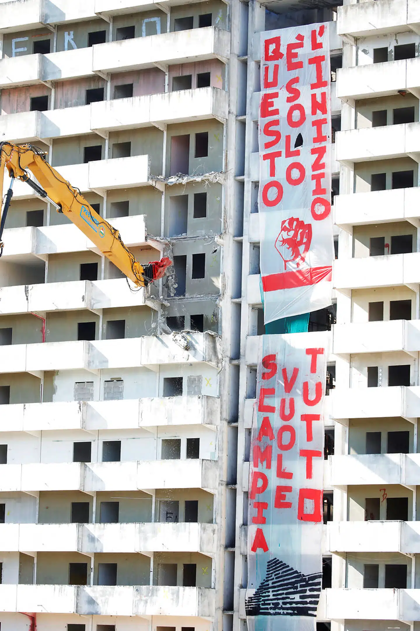 »Dette er kun begyndelsen,« stod der på store bannere, da et berygtet boligbyggeri, der var blevet symbol på La Camorras magt, blev revet ned i februar. Et par måneder og en coronavirusepidemi senere synes det sydlige Italiens mafiaorganisationer så stærke som nogensinde.