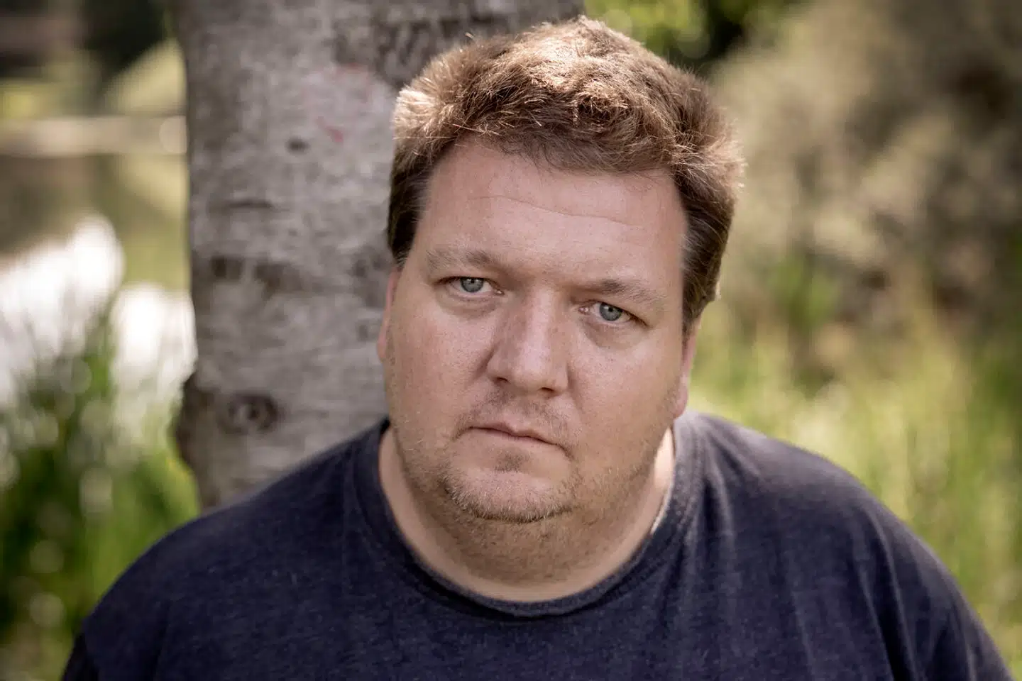 »Smerterne ligger helt oppe i toppen af skalaen, og det gør bare ondt, rigtig, rigtig ondt, uanset om jeg står, sidder eller ligger ned,« siger Henrik Pilgaard, der lider af nyresten.