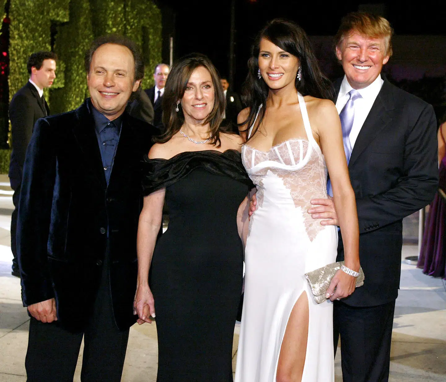 Melania har været med på Donald Trumps usædvanlige rejse fra forretningsmand til popkulturelt fænomen og mediedarling til præsident. Her er parret fotograferet i 2004 sammen med skuespilleren Billy Crystal og hans hustru. I dag er Trump-parret ugleset hos Hollywoods kulturelite.