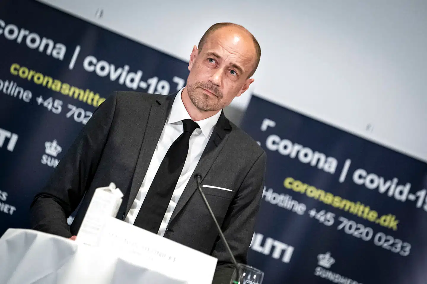 Sundhedsminister Magnus Heunicke siger i et skriftligt svar til Berlingske, at »følgegruppen har modtaget en grundig gennemgang af Statens Serum Institut af TestCenter Danmark, som bliver rullet ud i samarbejde med Novo Nordisk Fonden«.