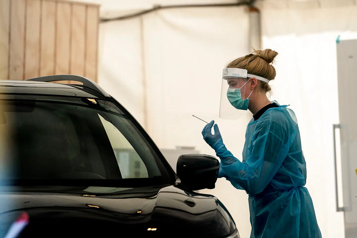 Der er opsat et center for test af Corona covid-19 i Fælledparken i København. Over hele landet følger flere hvide telte nu trop.