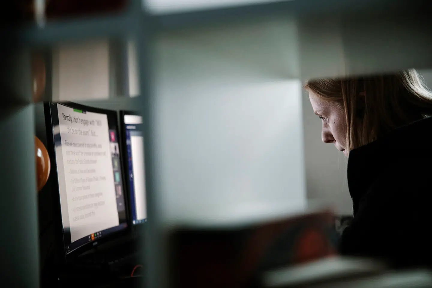 20-årige Mette Køchs Nielsen kom ind på sit drømmeuniversitet, Yale. Nu skal hun følge undervisningen online fra sine forældres hjem i Aarhus, og hun skal gøre det om aftenen.