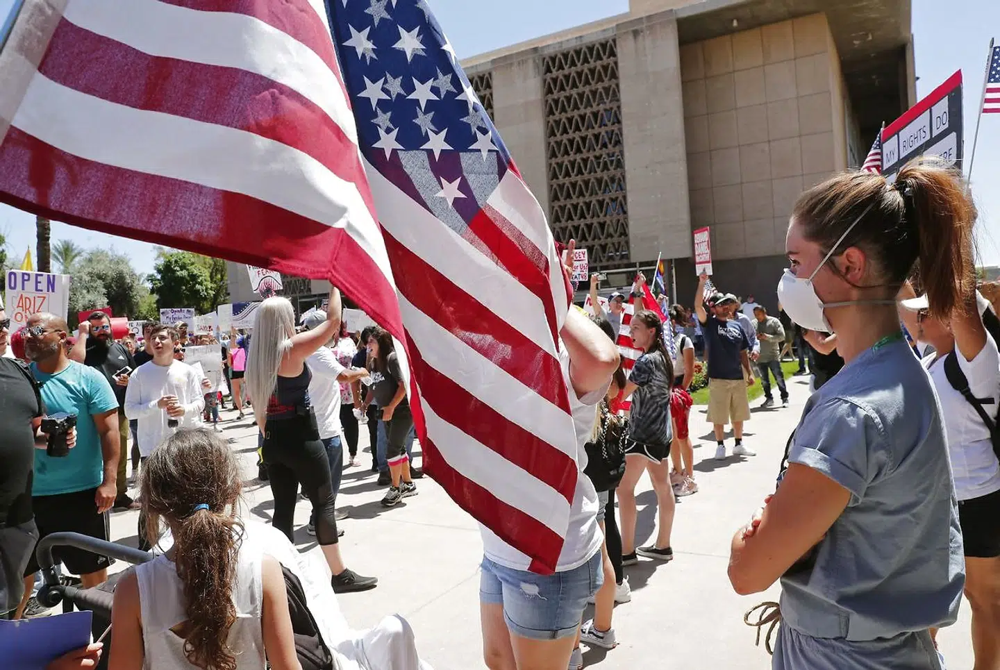 Lauren Leander, der arbejder i 12-timers vagter på en intensivafdeling med covid-19 patienter, blev af demonstranter uden masker anklaget for at være skuespiller, ikke sygeplejerske.