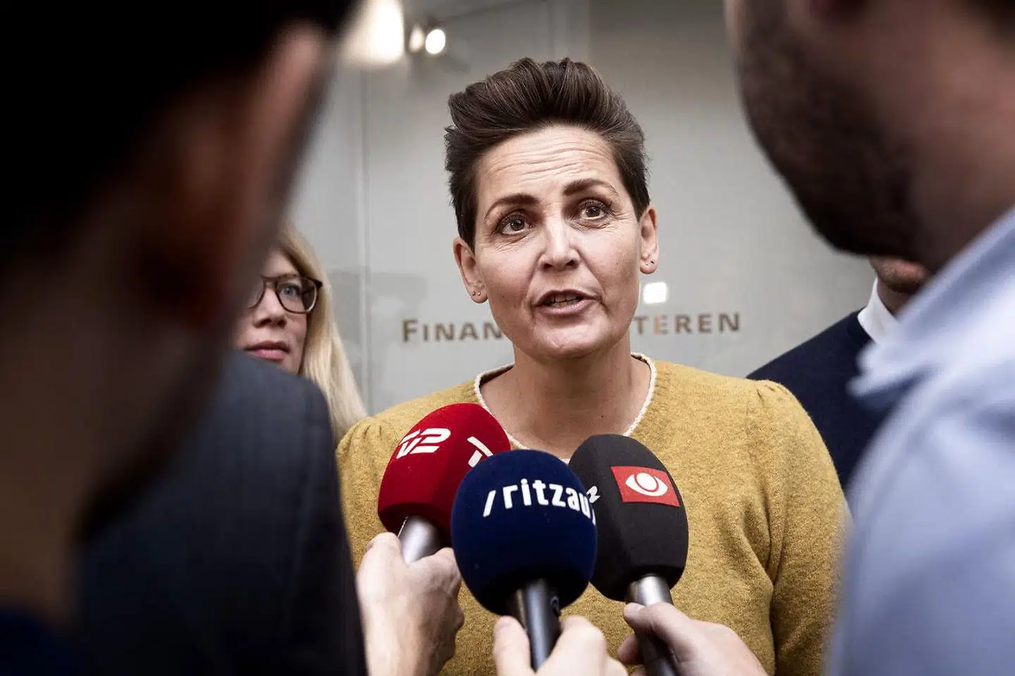 »Det var helt åbenlyst en kæmpe fejl, da den tidligere regering solgte vaccineproduktionen. Dengang kunne ingen forudse den dybt alvorlige situation, vi står i i dag. Men alle advarselslamperne var tændt allerede før salget,« skriver Pia Olsen Dyhr.