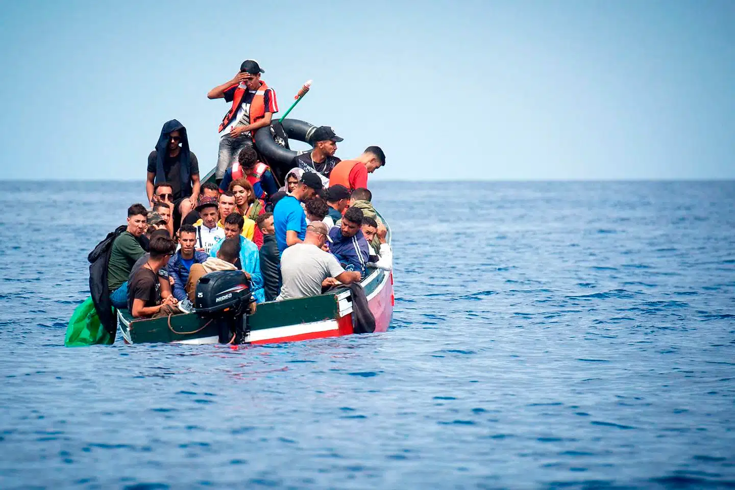 En båd fyldt til bristepunktet med migranter på vej fra Marokko til Spanien for et par år siden. Nu begynder trafikken at vende. I mindst to tilfælde har menneskesmuglere arrangeret ture for migranter, der gerne vil væk fra Europas coronavirusepidemi og mangel på jobmuligheder.