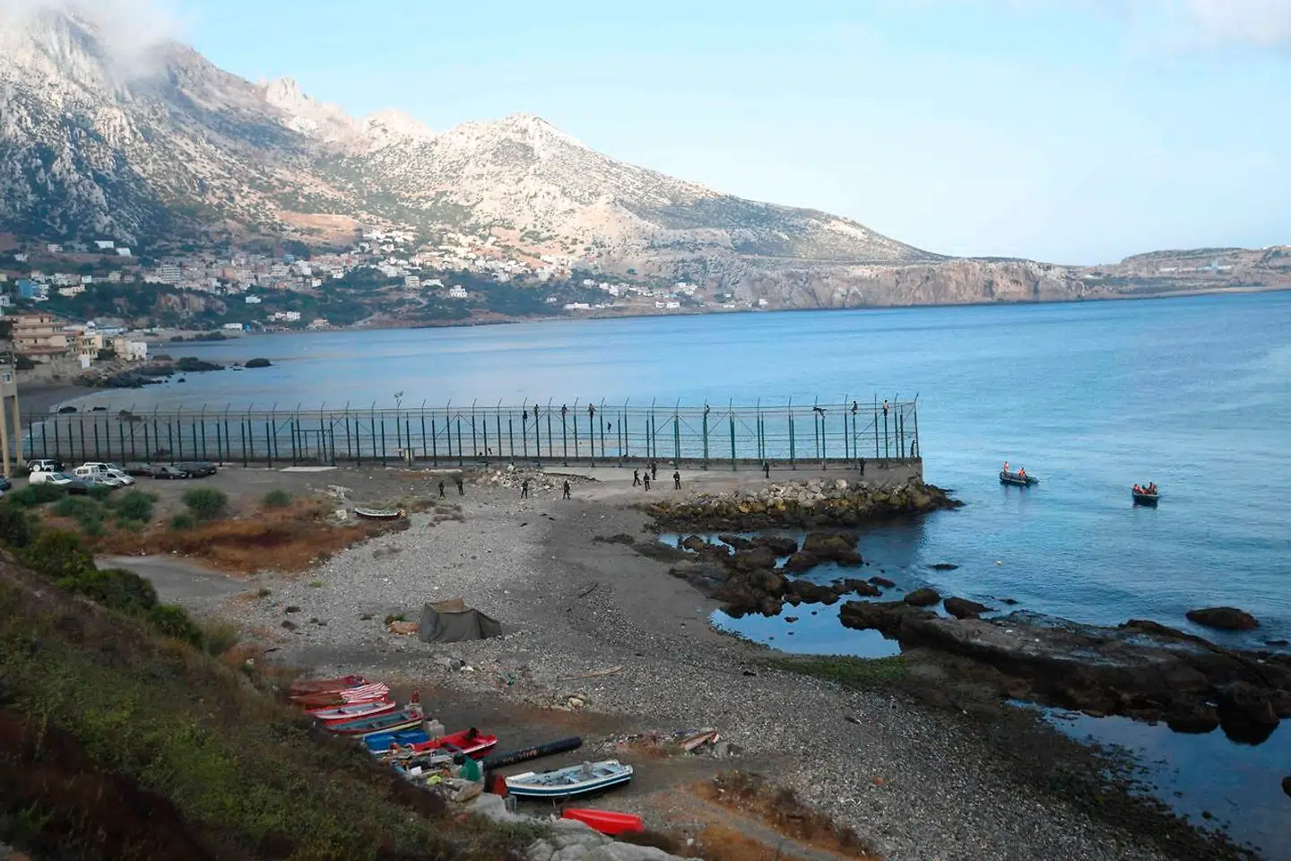 Migranter vælger ofte den del af grænsehegnet mellem Marokko og Spaniens nordafrikanske enklave Ceuta, der løber langs kysten og et stykke ud i Middelhavet, når de forsøger at trænge ind. Nu forsøger marokkanere fanget i enklaven at svømme udenom i den anden retning i forsøg på at komme hjem.