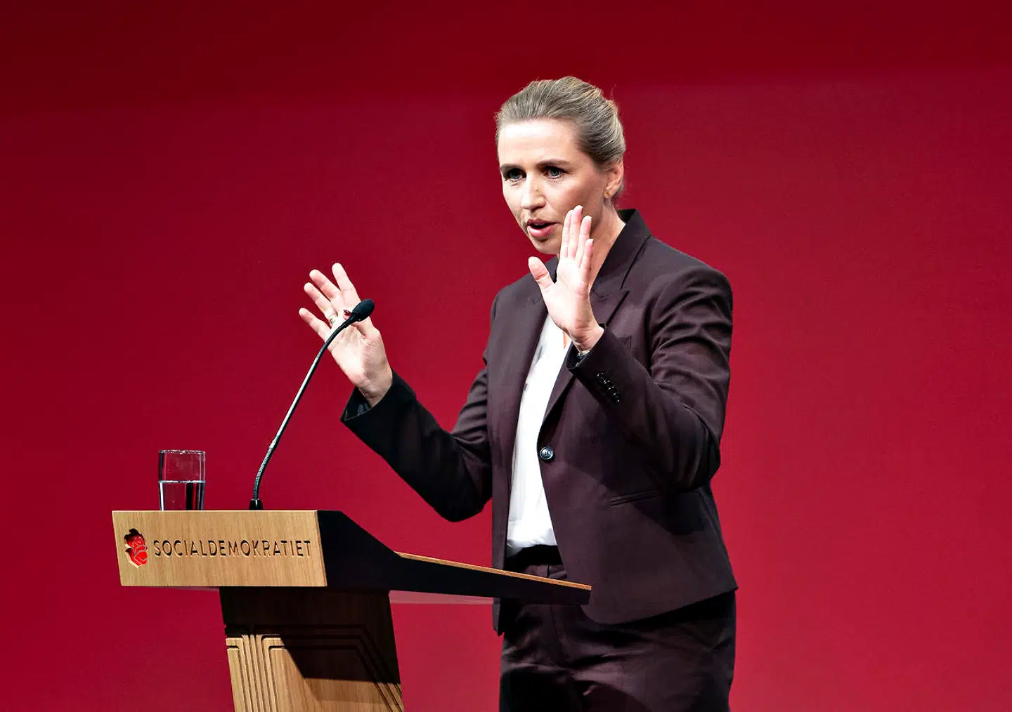 Fra talerstolen ved den socialdemokratiske kongres i september 2019 lovede Mette Frederiksen (S), at der skulle indføres en ret til tidligere folkepension og »når vi har en konkret model på plads, så offentliggør vi den med det samme,« sagde Frederiksen.