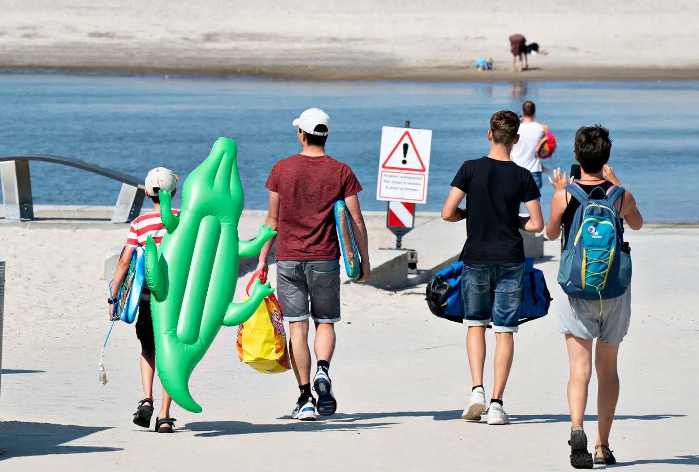 Turisterne sydpå sveder, flere holder sig indendørs i airconditionens kølige luft og langt væk fra solens brændende stråler. Samtidig har Danmark slået rekord for antallet af udenlandske overnatninger.