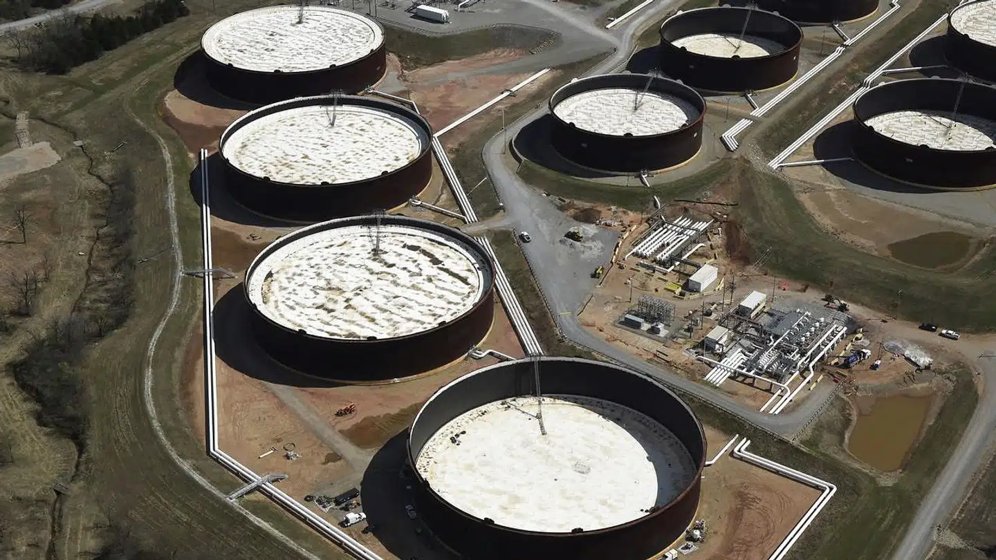 Olielagrene i de enorme tanke i USAs olieknudepunkt, den lille by Cushing i Oklahoma, vil inden for en måneds tid være fyldt til randen.