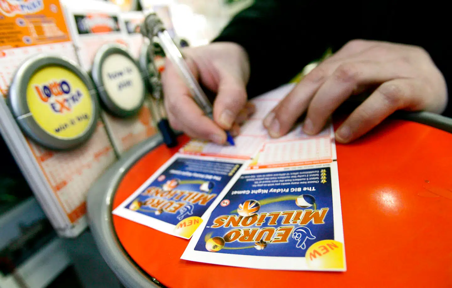 Lykkenumrene var 16, 28, 32, 37, 45 plus »Lucky Stars«-numrene 1 og 11, da den 38-årige snedker Ryan Hoyle blev mangemillionær med den 20. største lotterigevinst i The National Lotterys historie.