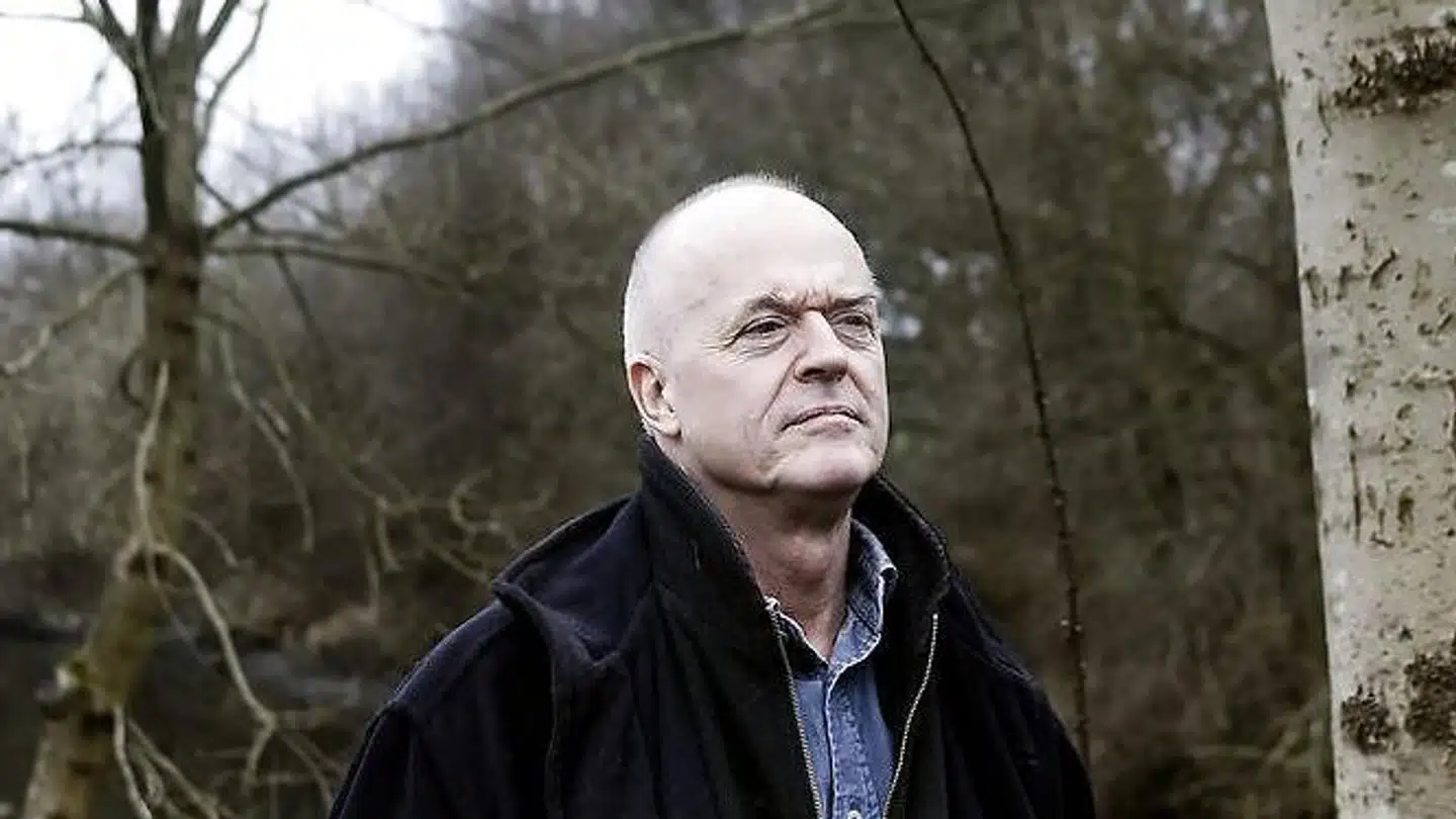 Henrik Jensen er historiker, forfatter, samfundsdebattør og tidligere mangeårig lektor på Roskilde Universitet. Han har blandt andet skrevet bøgerne »Det faderløse samfund«, »Ofrets århundrede« og nu »Efter Gud: Det 20. århundredes fortabte generationer og meningsløsheden«.