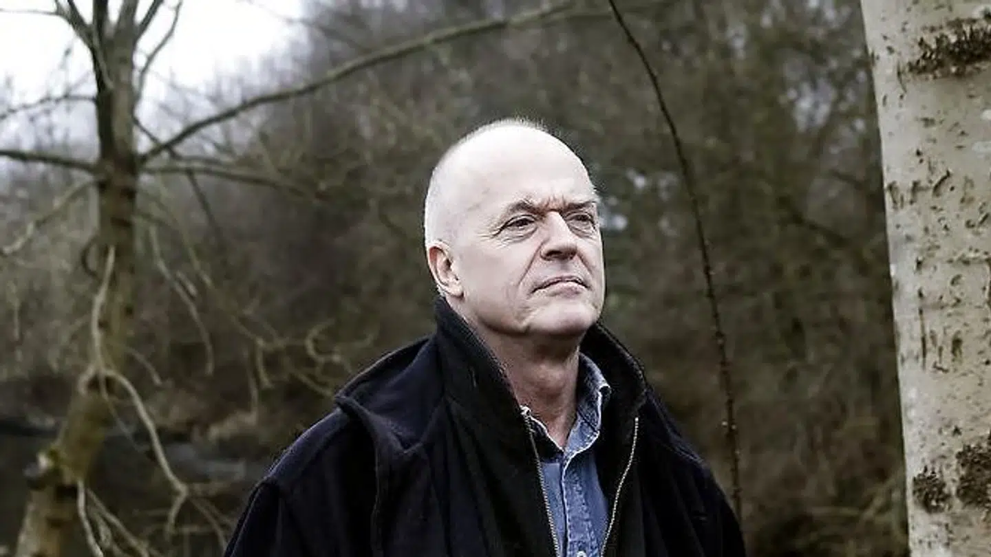 Henrik Jensen er historiker, forfatter, samfundsdebattør og tidligere mangeårig lektor på Roskilde Universitet. Han har blandt andet skrevet bøgerne »Det faderløse samfund«, »Ofrets århundrede« og nu »Efter Gud: Det 20. århundredes fortabte generationer og meningsløsheden«.