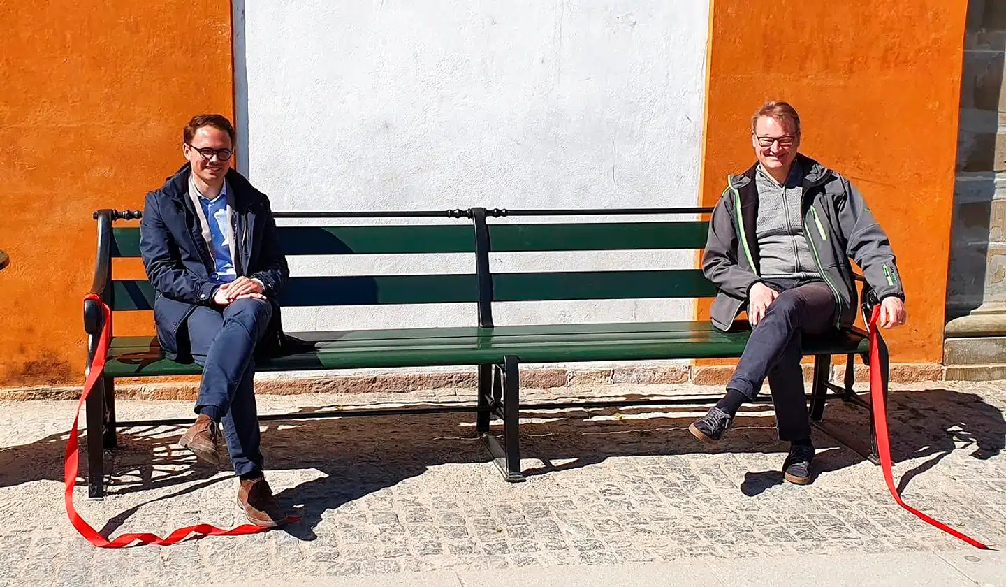 En af Frederikbergsbergbænkens fortrin frem for københavnerbænken er ifølge formand for kultur- og fritidsudvalget Nikolaj Bøgh (K), at det er en del nemmere at holde afstand. Her med borgmester Simon Aggesen (K).