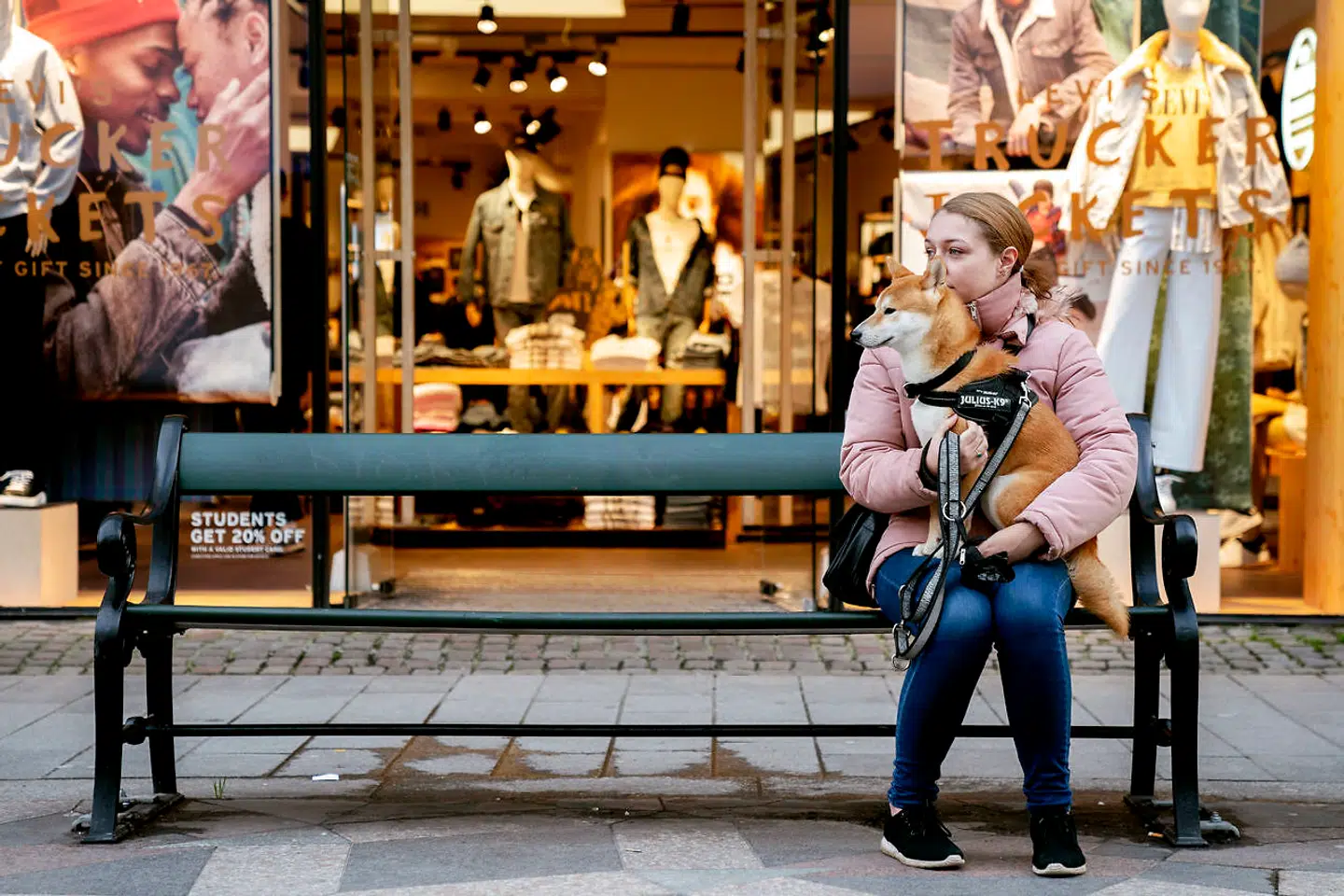 Københavnerbænken, her på Strøget, er noget smallere end Fredriksbergbænken, som snart kommer til at stå på hele Frederiksberg Allé.