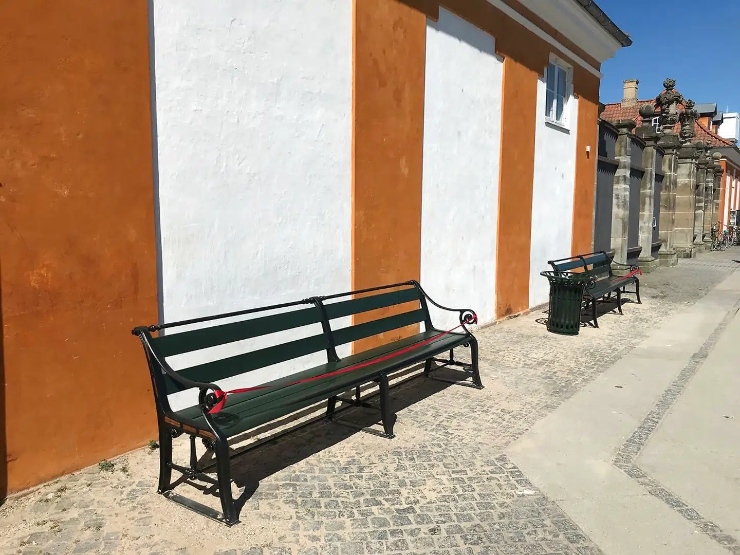 De to første nye Frederiksbergbænke får snart selskab af flere.