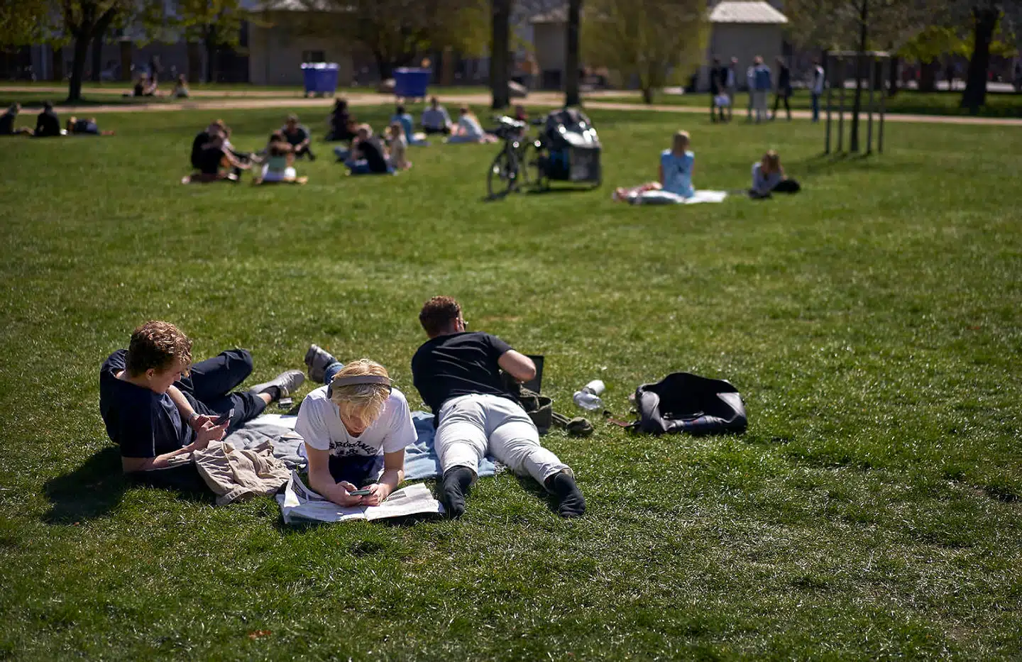 Kongens Have er et yndet udflugtsmål. Også i under coronaepidemien. Yderst til højre Oliver Christensen og Anders Rytoft i midten.