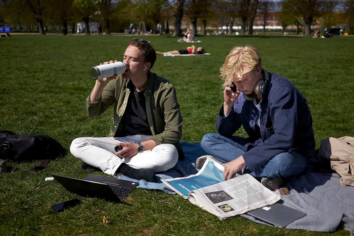 Anders Rytoft til højre og Oliver Christensen til venstre har også valgt Kongens Have til forberedelserne i det gode vejr.