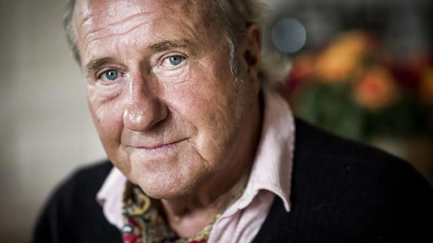 »Jeg må sige, at Mette Frederiksen gør det godt – hun er dygtig til at køre det her. Selv om jeg mener, at de fleste politikere er nogle skvadderhoveder,« siger Erik Brandt, som lige for tiden er ekstra meget i sin lejlighed, fordi han skred i en hofteholder og brækkede foden.