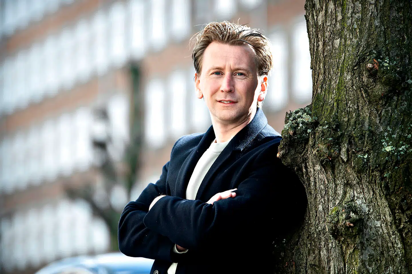 »Det er hårdt med de her coronavagter. Det er også med lidt større usikkerhed end normalt, at jeg tager på arbejde,« fortæller den 32-årige læge Tobias Steen Sejersen om sit arbejde på Sjællands Universitetshospitals coronaafsnit på Roskilde Sygehus.