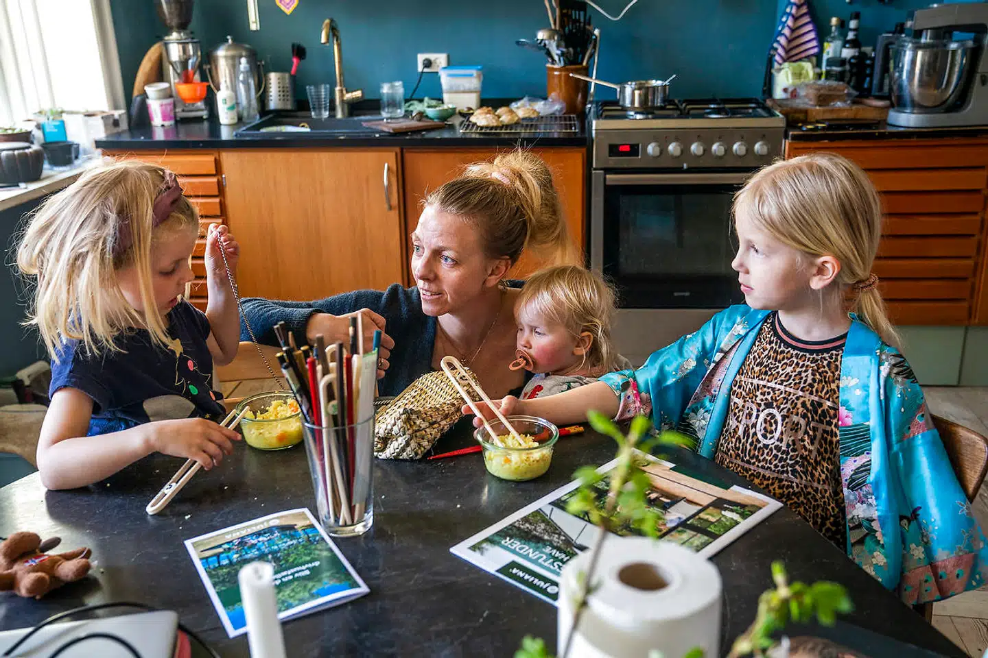 Lisbeth Ellebæk Nielsen arbejder til dagligt som freelancejournalist, og hendes mand er snedker. Familien fra Vesterbro er ikke udvalgt som en af de familier, der i første omgang kan få deres børn passet i daginstitutionen, fordi der ikke er plads til alle børn. Nu har de frameldt pasningsbehovet, selv om de reelt stadig ønsker pasning.