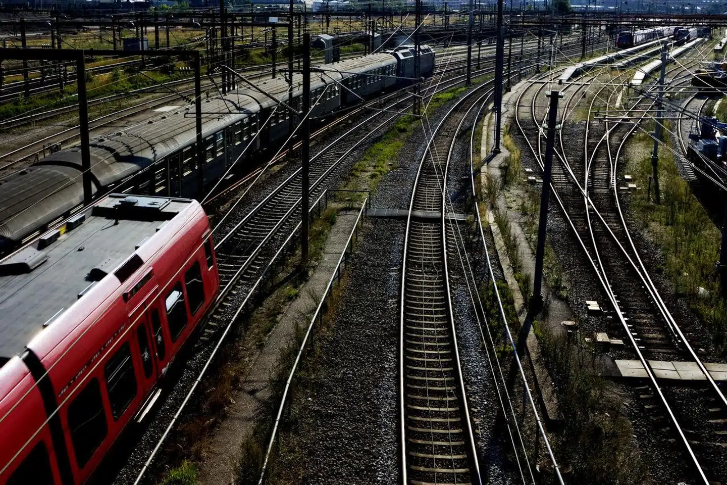 »Erfaringerne med organisering af infrastruktur har man i Storbritannien, hvor efter Southall og Ladbroke Grove ulykkerne, hvor svagheder med privat ejerskab viser sig, så gik tilbage til statslig ejerskab for styrke vedligeholdelsen, som blev forsømt,« skriver Steen Thomassen.