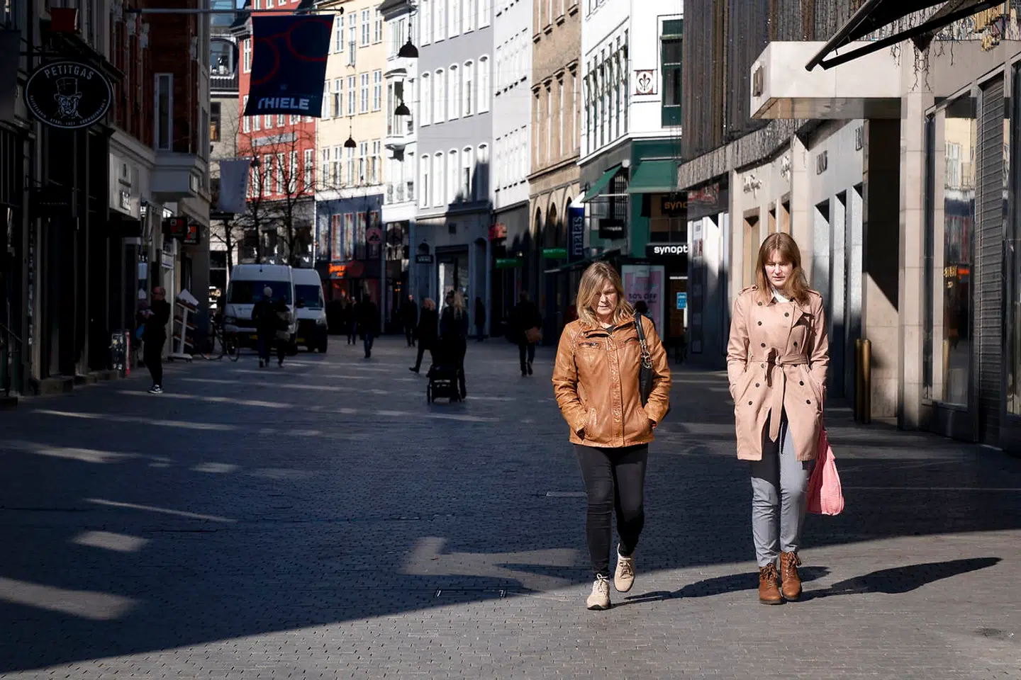 Mange butikker på Strøget og Købmagergade i København holder lukket på grund af coronaepidemien.