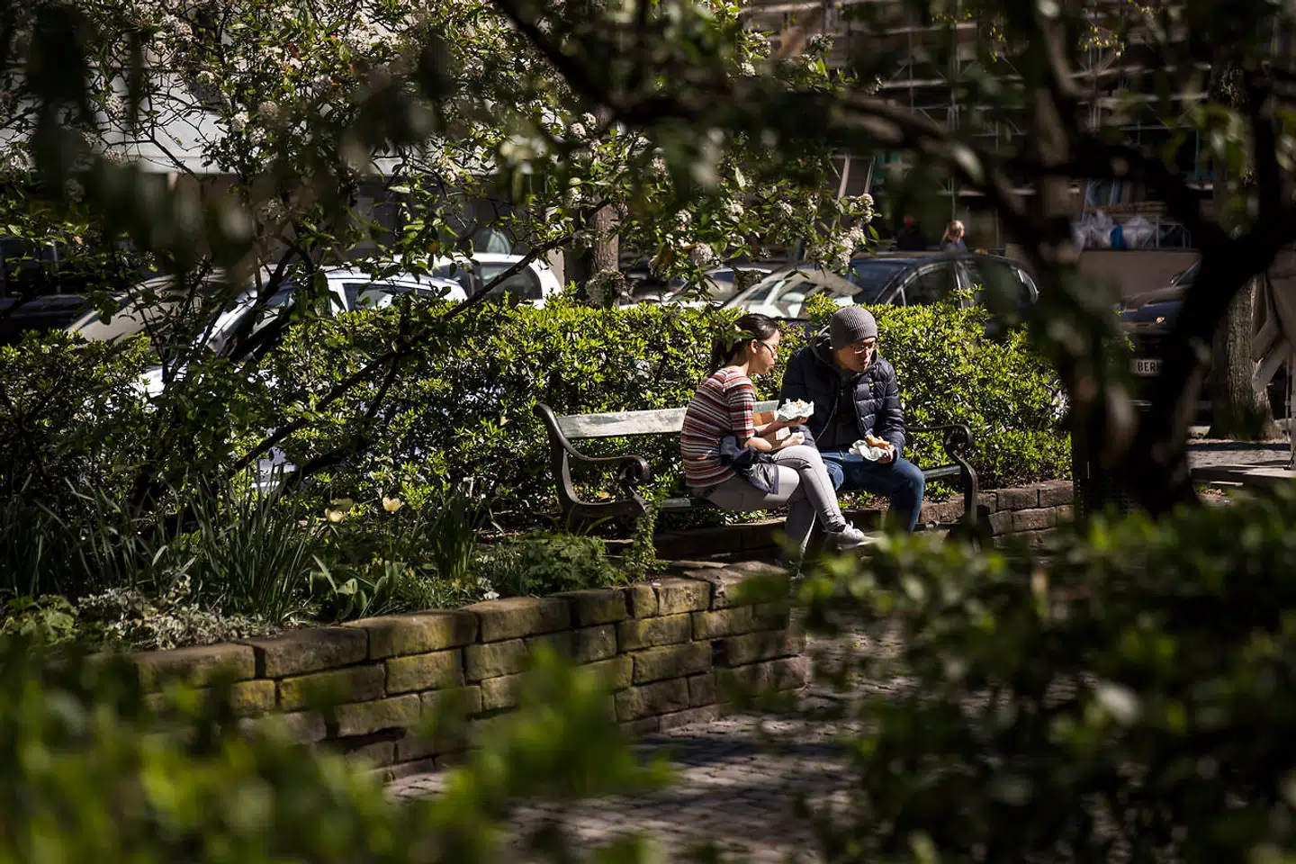 »Det er også byrummene og arkitekturen, der er tiltrækkende. Jeg kan være optimistisk, fordi vi har været dygtige til at lave byrum, der inviterer til besøg og ophold. Og vi må heldigvis stadig gerne være udenfor,« siger Niels Bjørn, der er urbanist og ph.d.