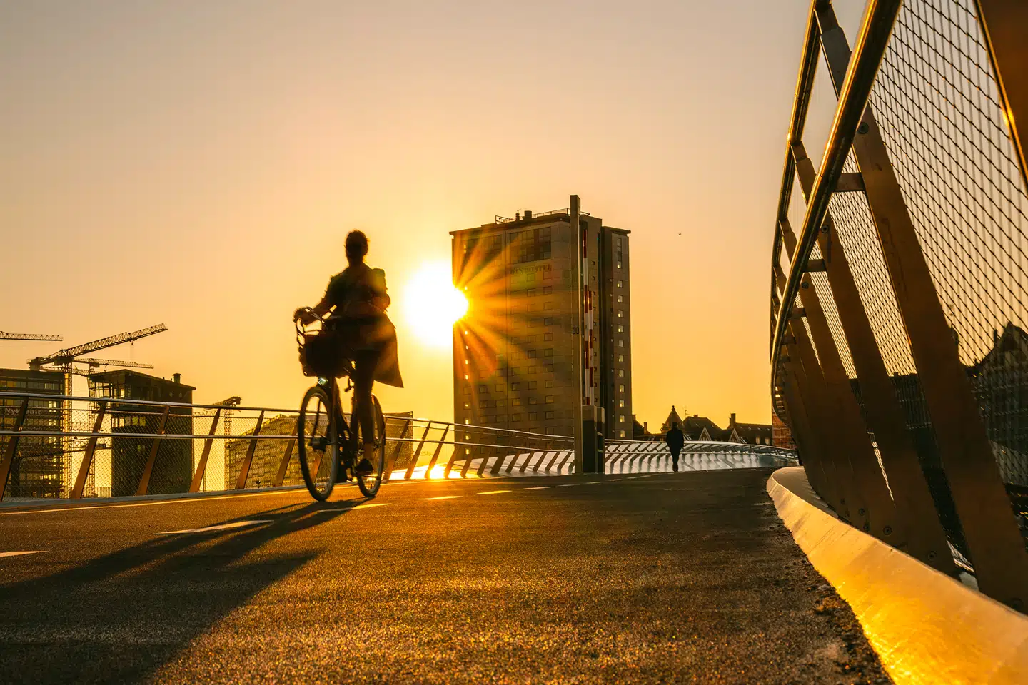 »Regeringen må have tillid til, at danskerne kan håndtere ansvaret for den øgede frihed, mens Danmark genåbner,« skriver Tom Jensen i denne leder.