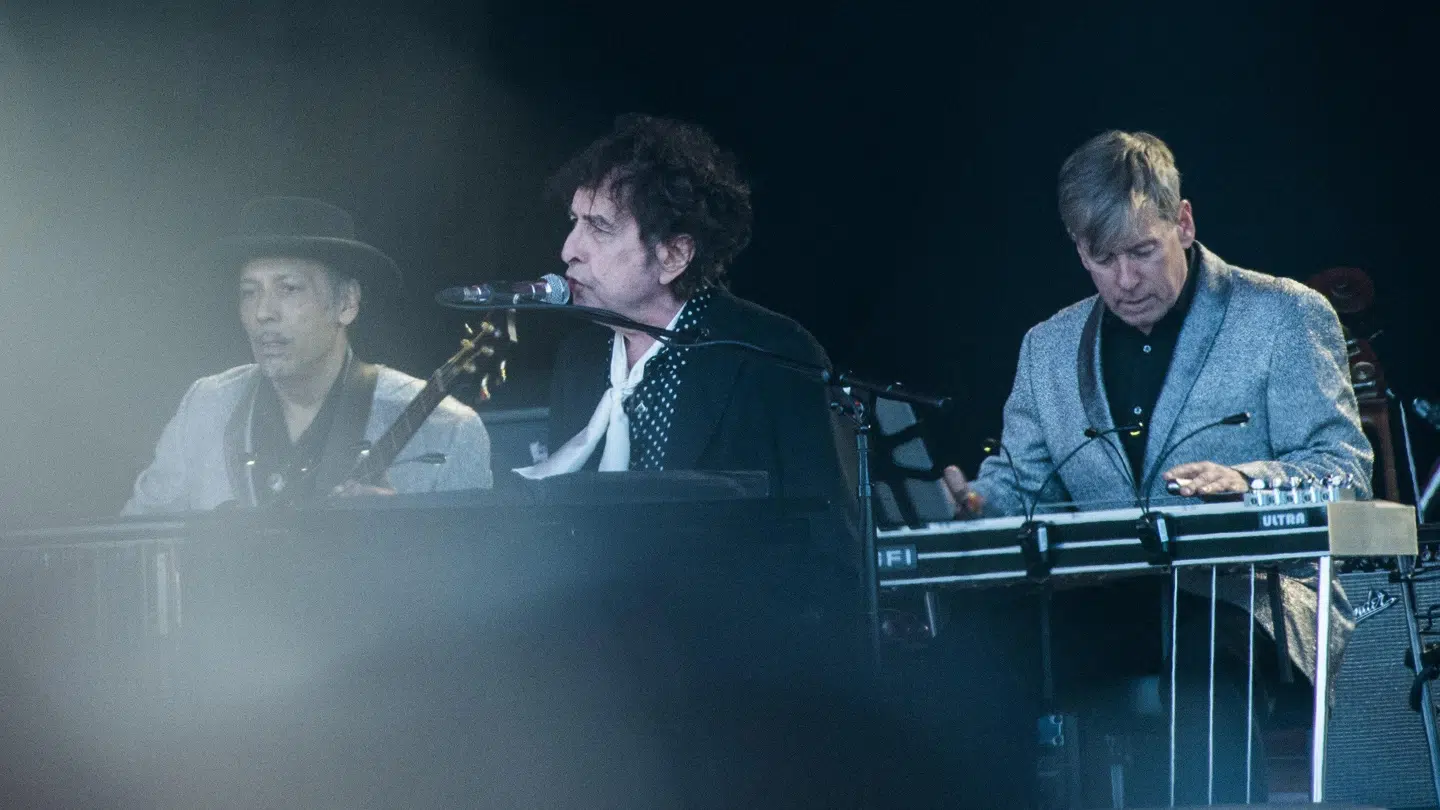 Bob Dylan på Roskilde Festival 3. juli 2019. Forskanset bag klaveret og de udødelige sanges mytologi.