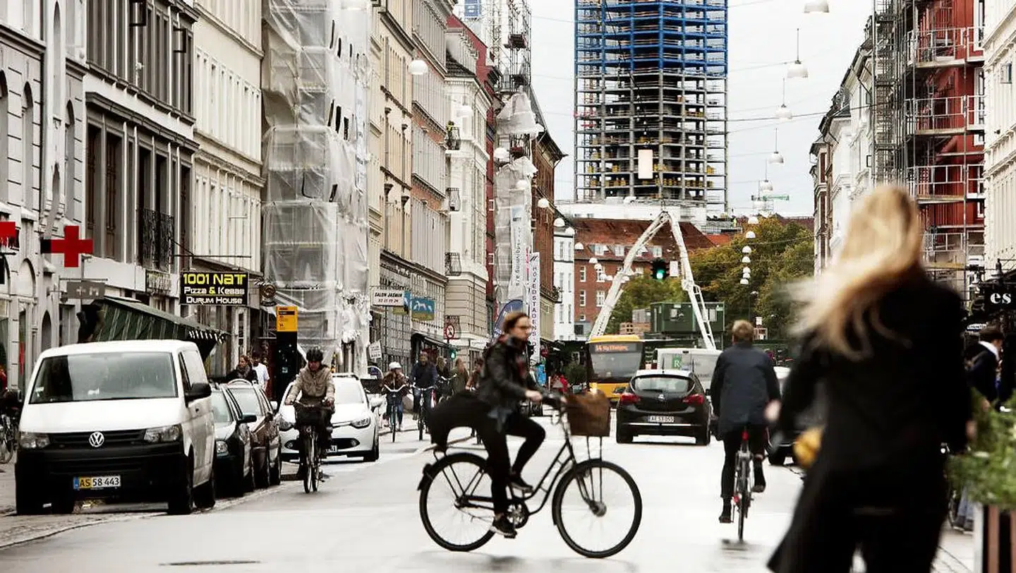 Den enkelte danskers husholdning får på flere måder glæde af de store prisfald på olie.