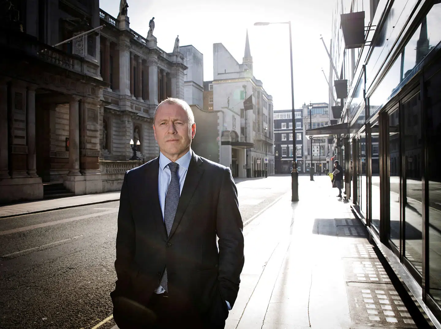 Nicolai Tangen overtager til september ansvaret for Norges oliefond, der siden 1998 har forvaltet indtægterne fra det norske olieeventyr. Coronakrisen har også ramt Norge hårdt, og den norske regering kan måske få brug for at trække på de knap 9.900 milliarder norske kroner, der i dag står i fonden. Her ses Tangen på gaden i London 26. marts 2020, da han blev udnævnt.