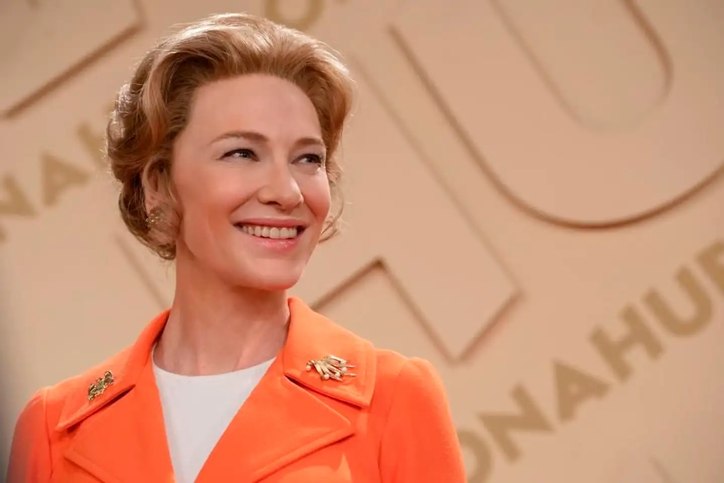 Der er altid noget på spil i Cate Blanchetts smil. Også i »Mrs America«, hvor hun er køligt knitrende i rollen som anti-feminsten Phyllis Schlafly, en hjemmegående husmor til seks børn, der satte sig imod kvindekonventionen, Equal Rights Amendment (ERA), der ville gøre kønsdiskrimination forfatningsstridigt i USA.