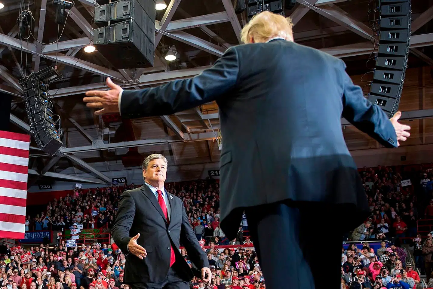 Fox News-værten Sean Hannity optrådte og holdt tale sammen med præsident Donald Trump under et »Make America Great Again«-valgstævne i Missouri for et år siden. Her modtages han på scenen med åbne arme af Trump.