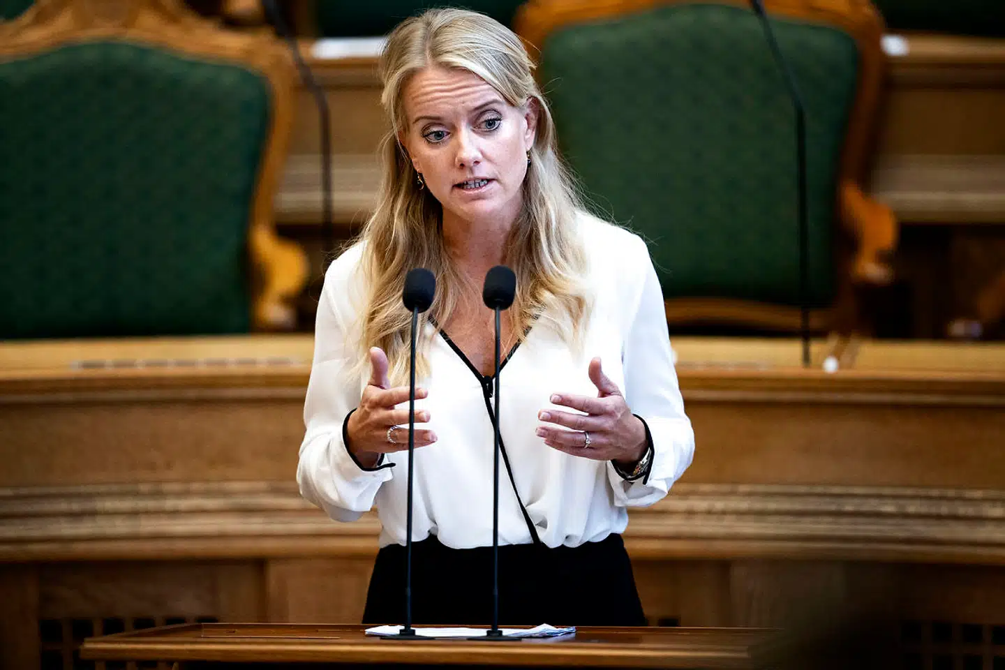 Formand for Nye Borgerlige Pernille Vermund er ikke tilfreds med, at kommuner og skoleledere allerede nu vurderer, at store skolebørn ikke kan komme i skole før sommerferien. Det er »et ledelsessvigt,« siger hun.