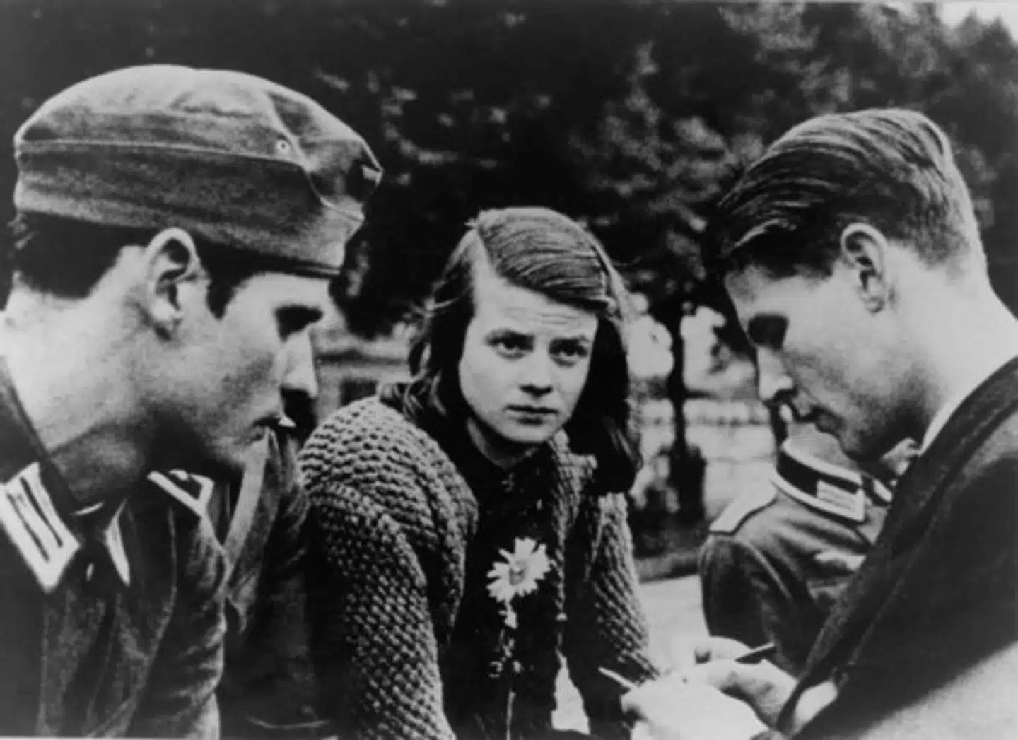 Sophie Scholl fotograferet den 23. juli 1942. Da hun og Hans Scholl (tv.) syv måneder senere lagde antinazistiske løbesedler på universitetet i München, blev de pågrebet. Efter intensive Gestapo-forhør og en efterfølgende skueproces blev de henrettet sammen med vennen Christoph Probst (th.).