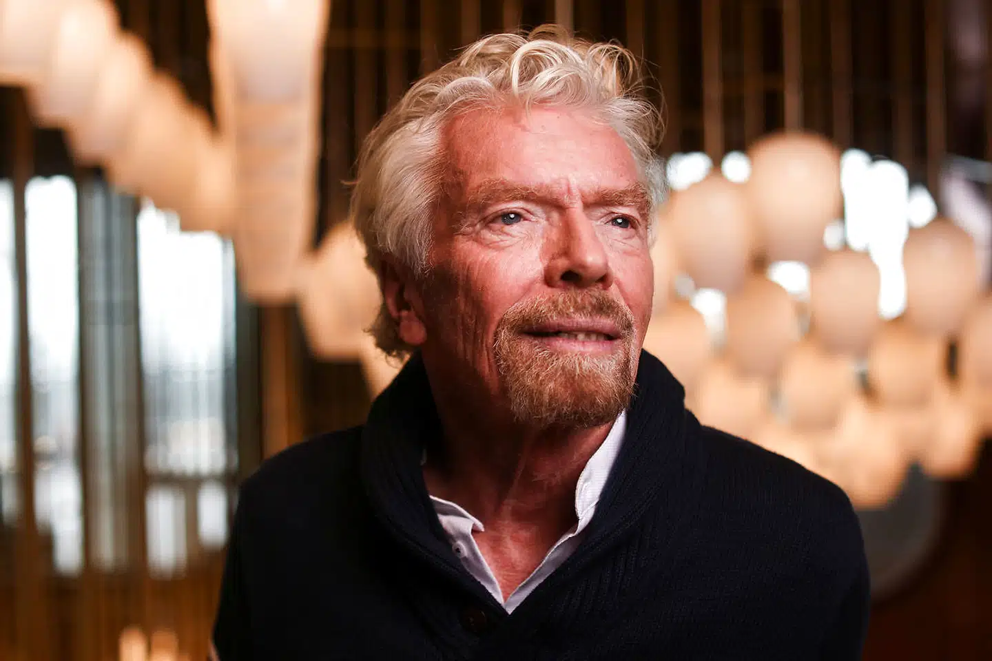 Richard Branson, der er grundlægger af Virgin Group, har gennem en over 50-årig karriere startet et utal af virksomheder under Virgin-navnet. Her ombord på krydstogtskibet Scarlet Lady, der skulle have haft jomfrurejse i april.