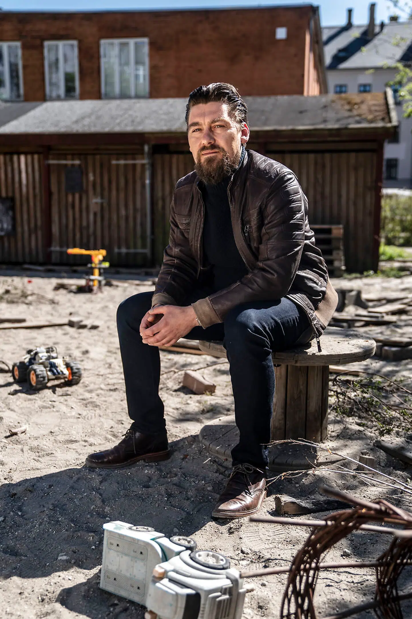 Thomas Rasmussen retter nu en kritik af Børne- og Ungeforvaltningen i Københavns Kommune, for han mener ikke, at de lever op til deres ansvar, Han er til gengæld sikker på, at hans søns institution gør alt, hvad de overhovedet kan for at efterleve krav og retningslinjer fra sundhedsmyndighederne.