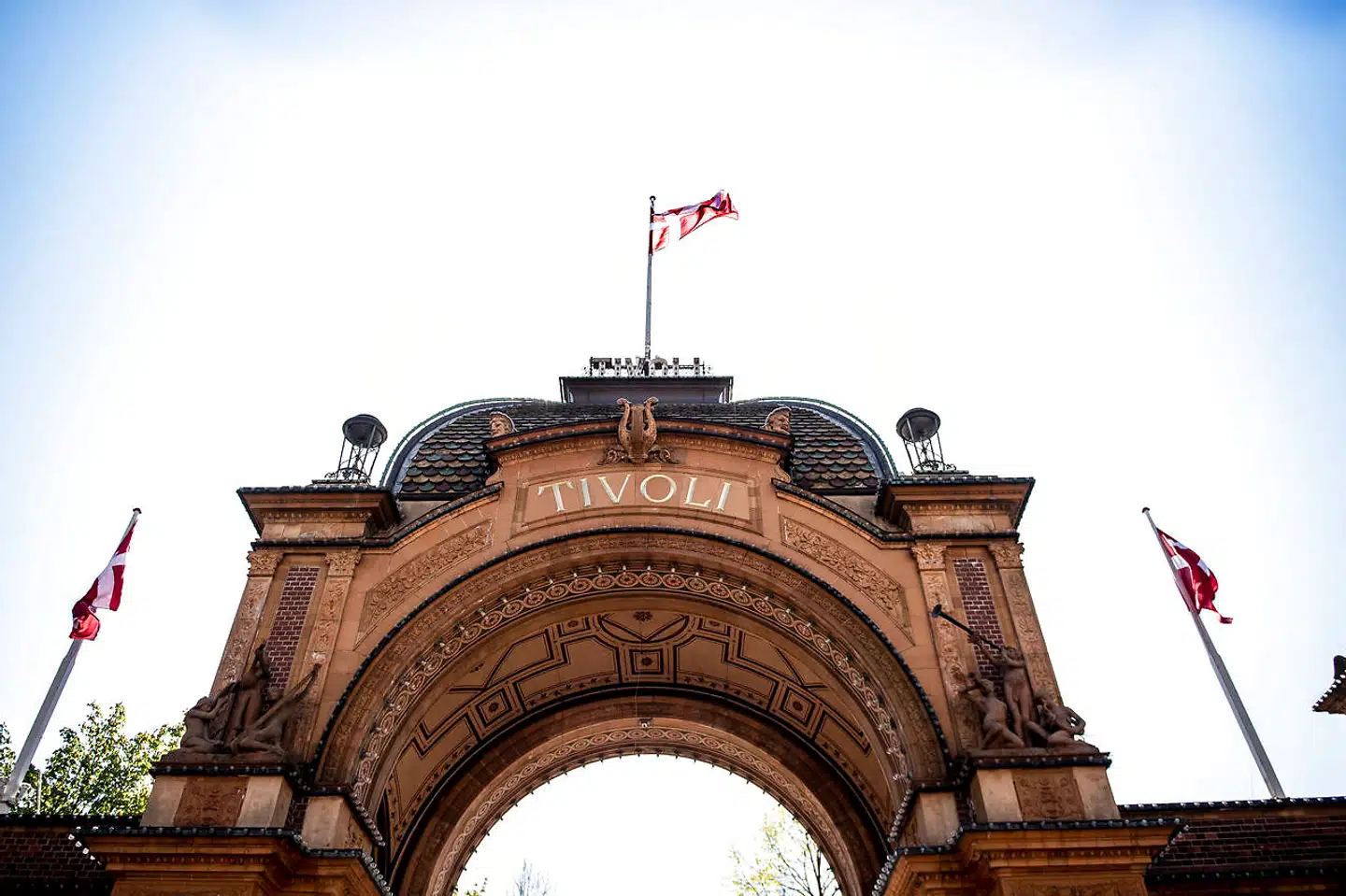 Tivoli har allerede udskudt sin åbning flere gange, men håber at kunne åbne gradvist 11. maj.