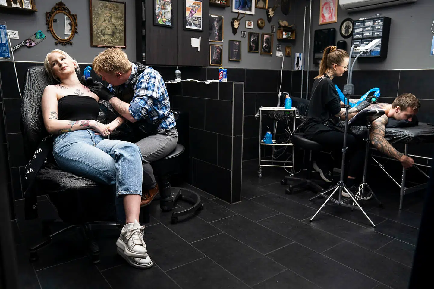 Mandag blev dele af de liberale erhverv genåbnet – blandt andet tatovører, hvor det kan være svært at holde afstand mellem tatovør og kunde. De afholder dog ikke kunderne fra at bestille en tid, og de erhvervsdrivende, som Berlingske har talt med, oplever en massiv efterspørgsel.